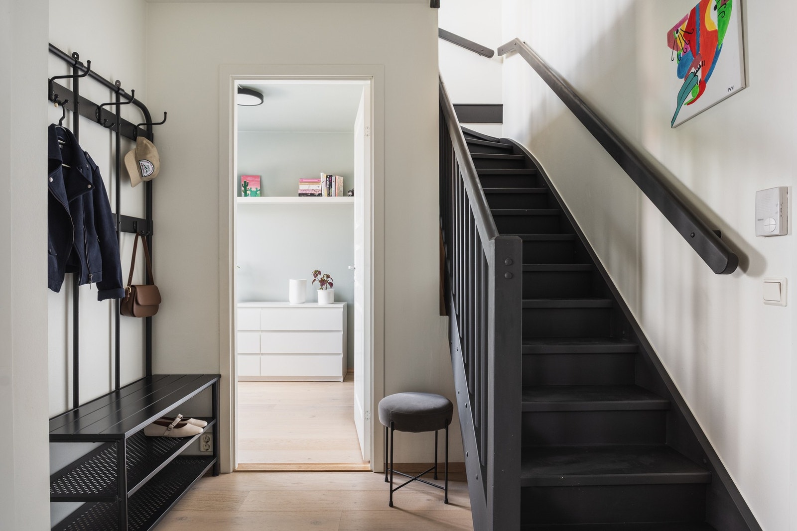 Entréen er innbydende og gir rom for jakkeoppheng og skooppbevaring. Galleribilde