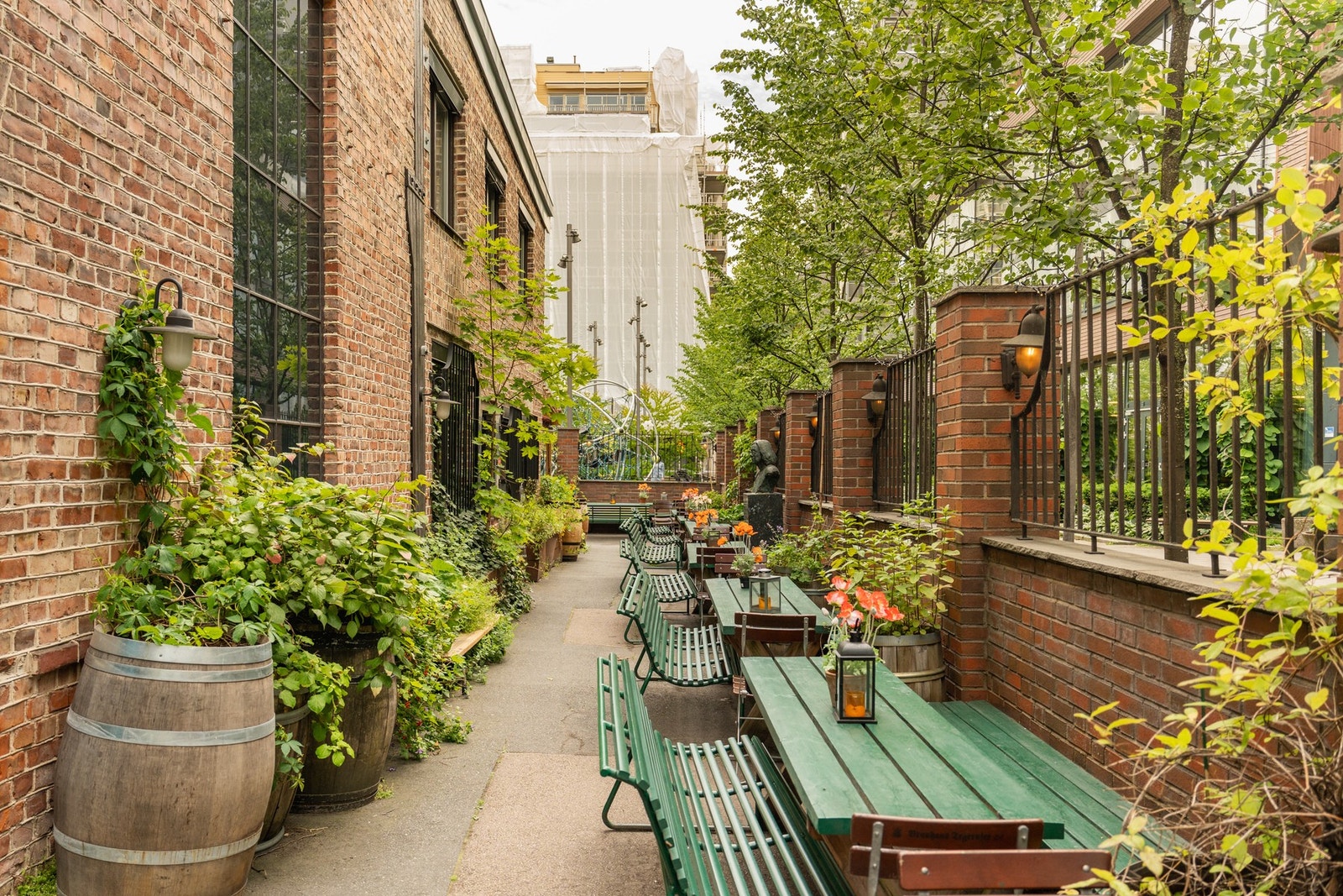 Nærområdet byr på et bredt utvalg hyggelige kaféer, barer og restauranter. På bildet ser du Maskinverkstedet, et populært samlingssted for after work. Galleribilde