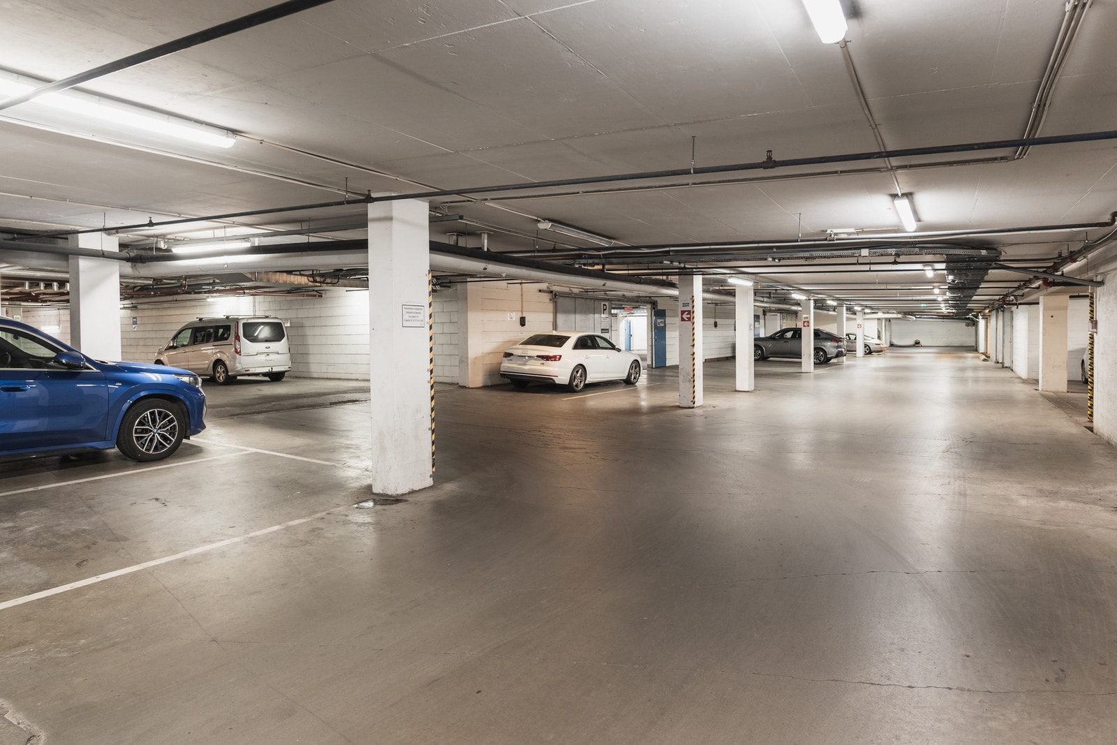 Like ved boligen er det et stort garasjeanlegg hvor det er muligheter for å leie eller kjøpe parkeringsplass privat. Galleribilde