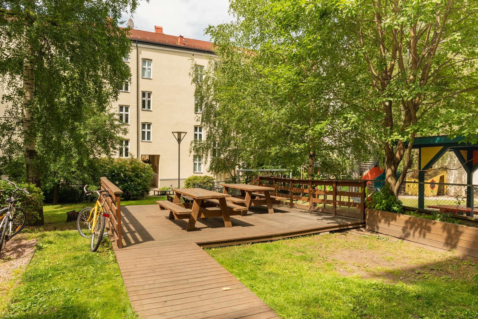 Sameiet har en pent opparbeidet bakgård, med sittegrupper og aktivitetsmuligheter for de minste. Galleribilde