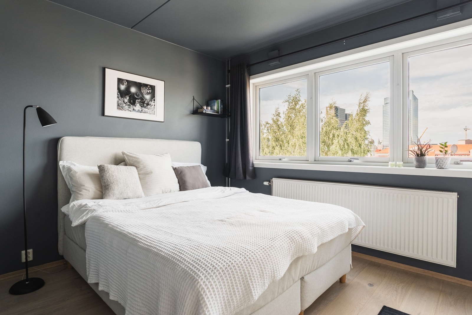 I 1. etasje, hvor du også kommer inn til leiligheten, finner du boligens bad og to soverom. Galleribilde