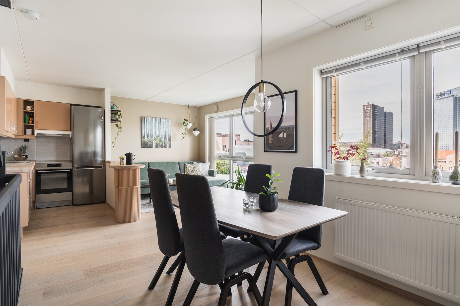 Boligen varmes opp med vannbåren varme via radiatorer. Galleribilde