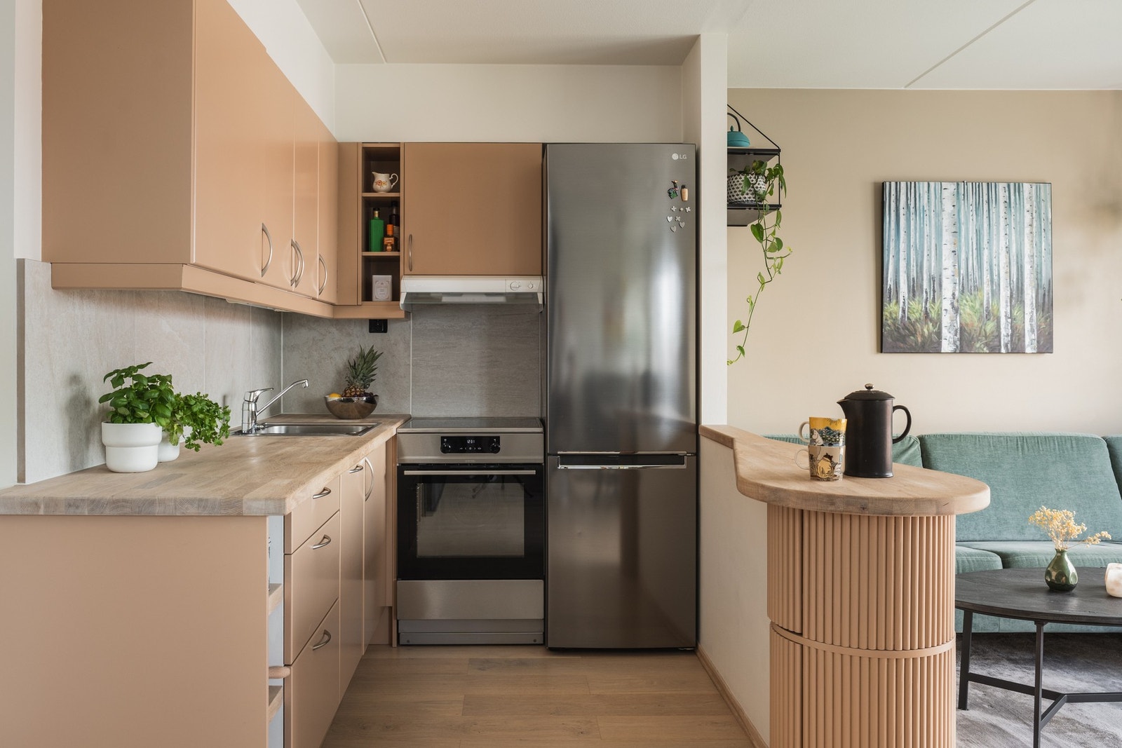 Åpen løsning mellom stue, kjøkken og spisestue legger til rette for et sosialt miljø og god oversikt. Galleribilde