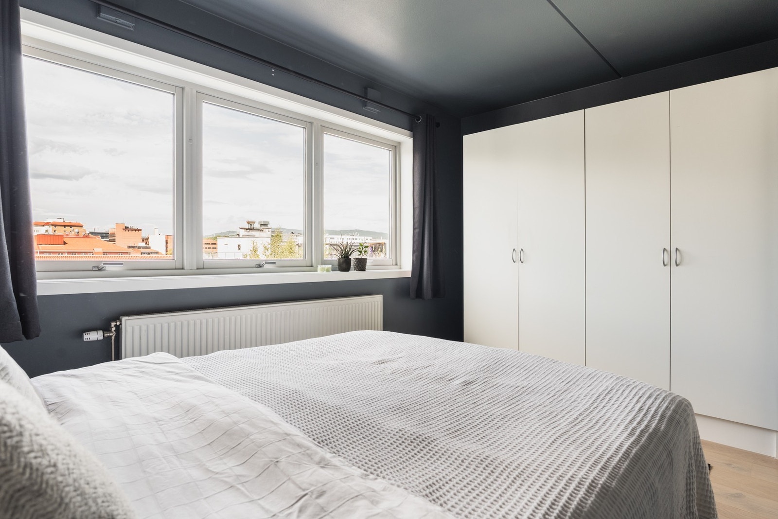 Hovedsoverommet er av god størrelse og har rikelig med skapplass. Her har du også flott utsyn! Galleribilde