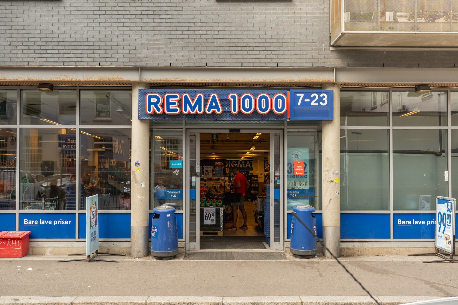 Nærmeste dagligvarebutikk er Rema1000 som ligger kun to minutter til fots fra boligen. Galleribilde