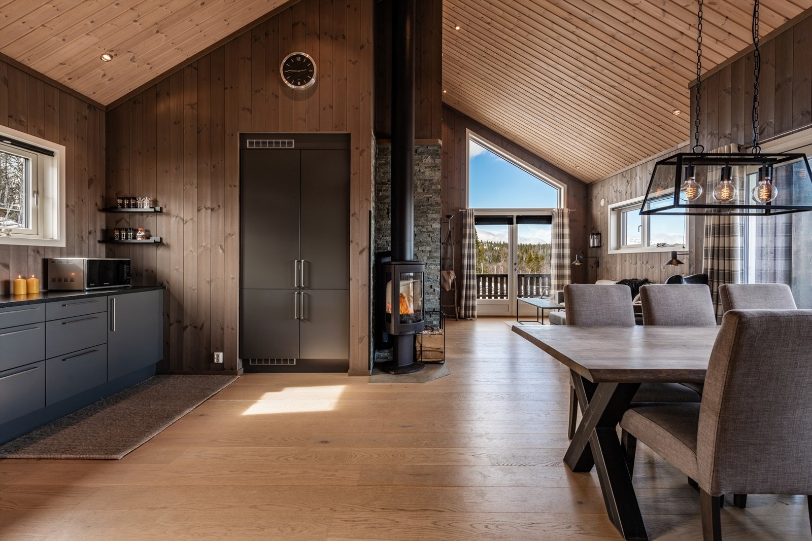 Lys og åpen kjøkken- og stueløsning med god plass for spisestue. Raustet himling som gir veldig godt med lys. Galleribilde