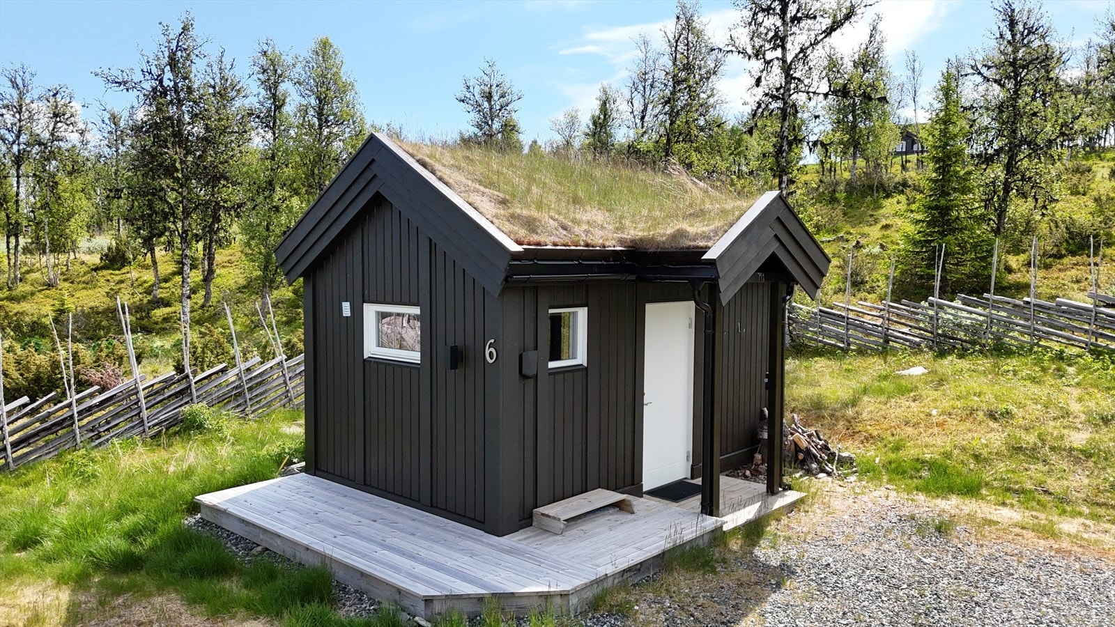 Uthus på tunet med god lagringsplass. Galleribilde