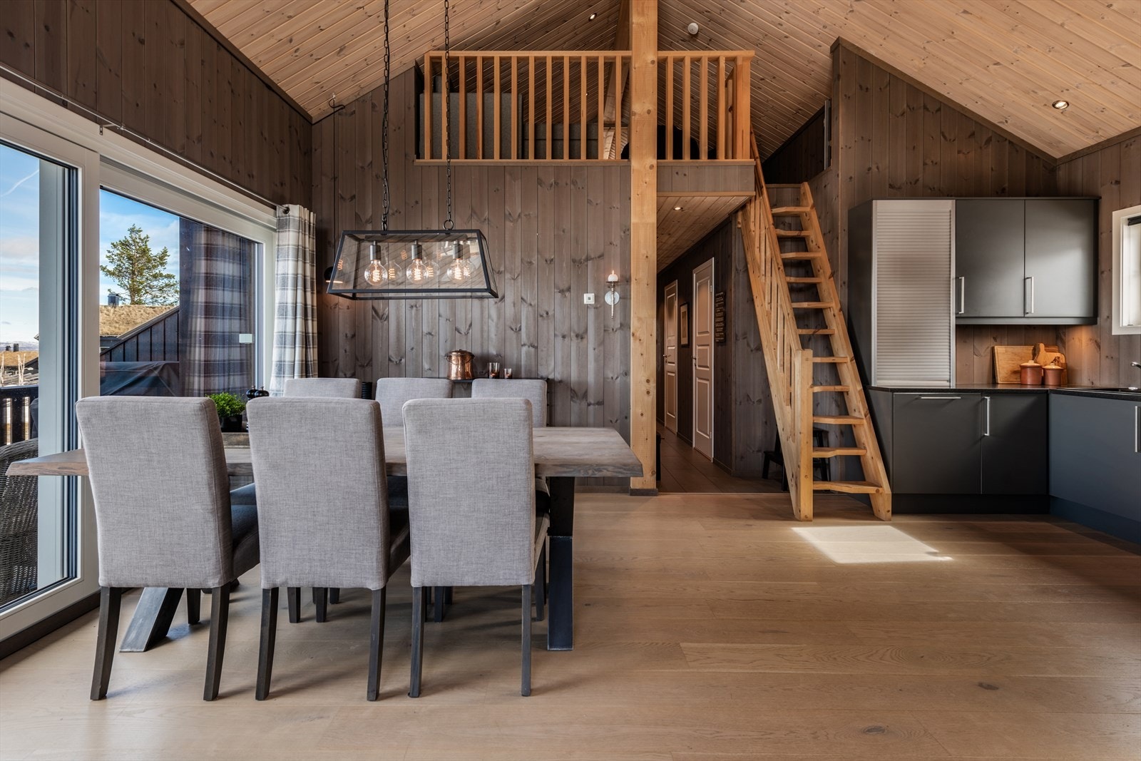 God plass for spisegruppe for små og store lag. Galleribilde