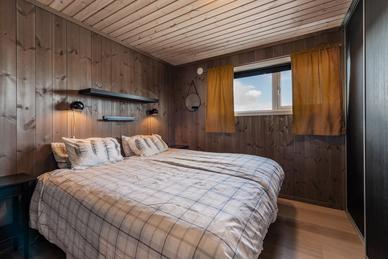 Soverom 1 med dobbeltseng og skyvedørsgarderobe. Galleribilde