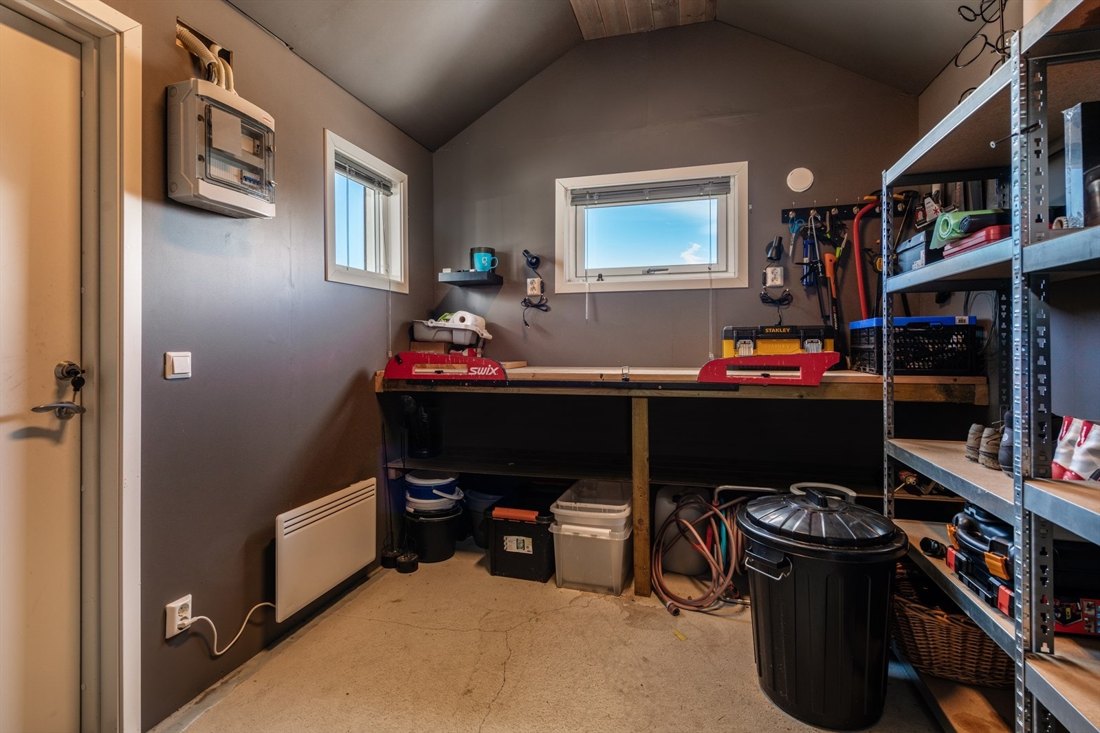 Uthuset/uteboden. Perfekt for smøring av ski eller for å mekke på sykkelen. Galleribilde