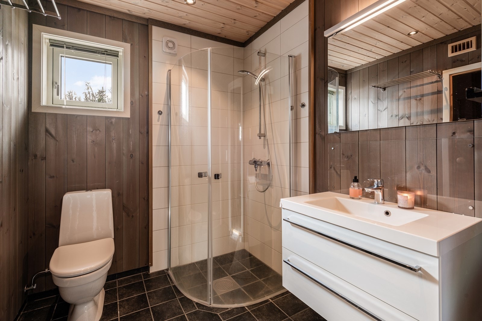 Servantinnredning, toalett og dusj med buede dusjvegger. Galleribilde