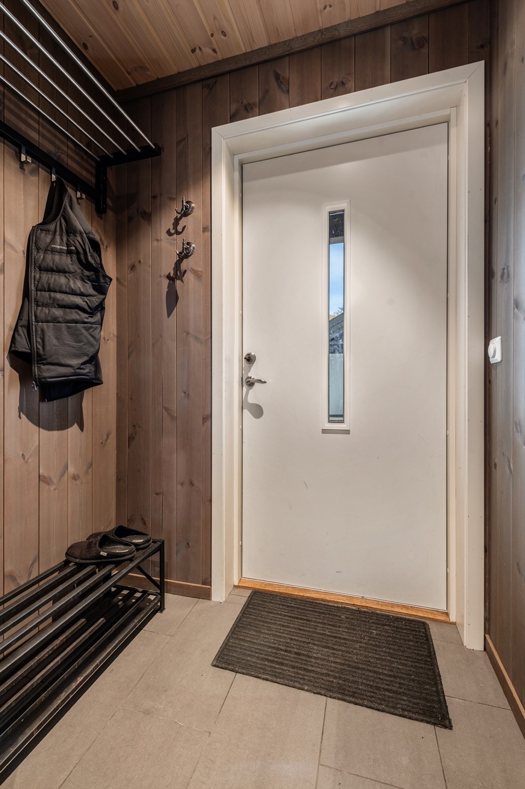 Velkommen inn! Gang med plass for å henge fra seg yttertøyet, og praktisk flislagt gulv med varme. Galleribilde