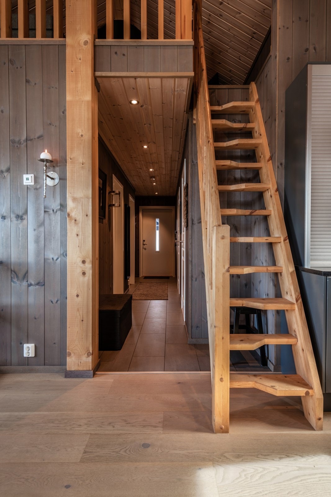 Tilgang til hemsen fra stue/kjøkken Galleribilde