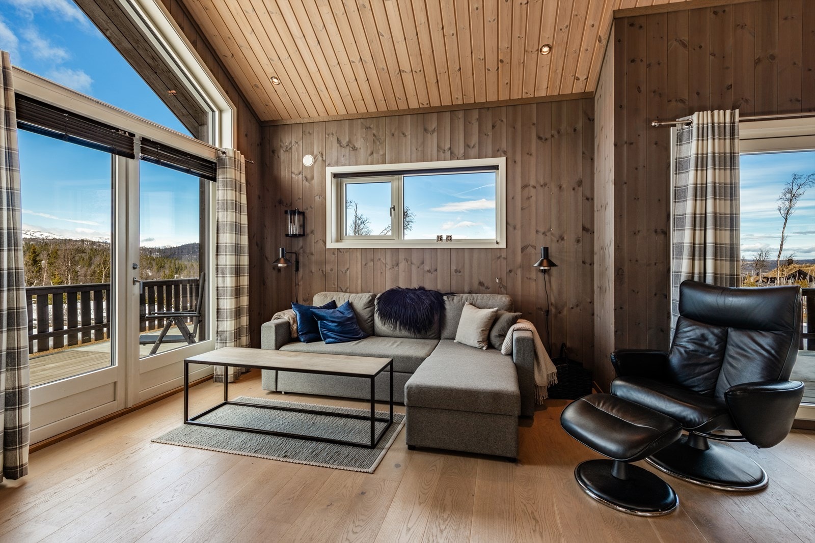 Dør ut til terrasse. Galleribilde