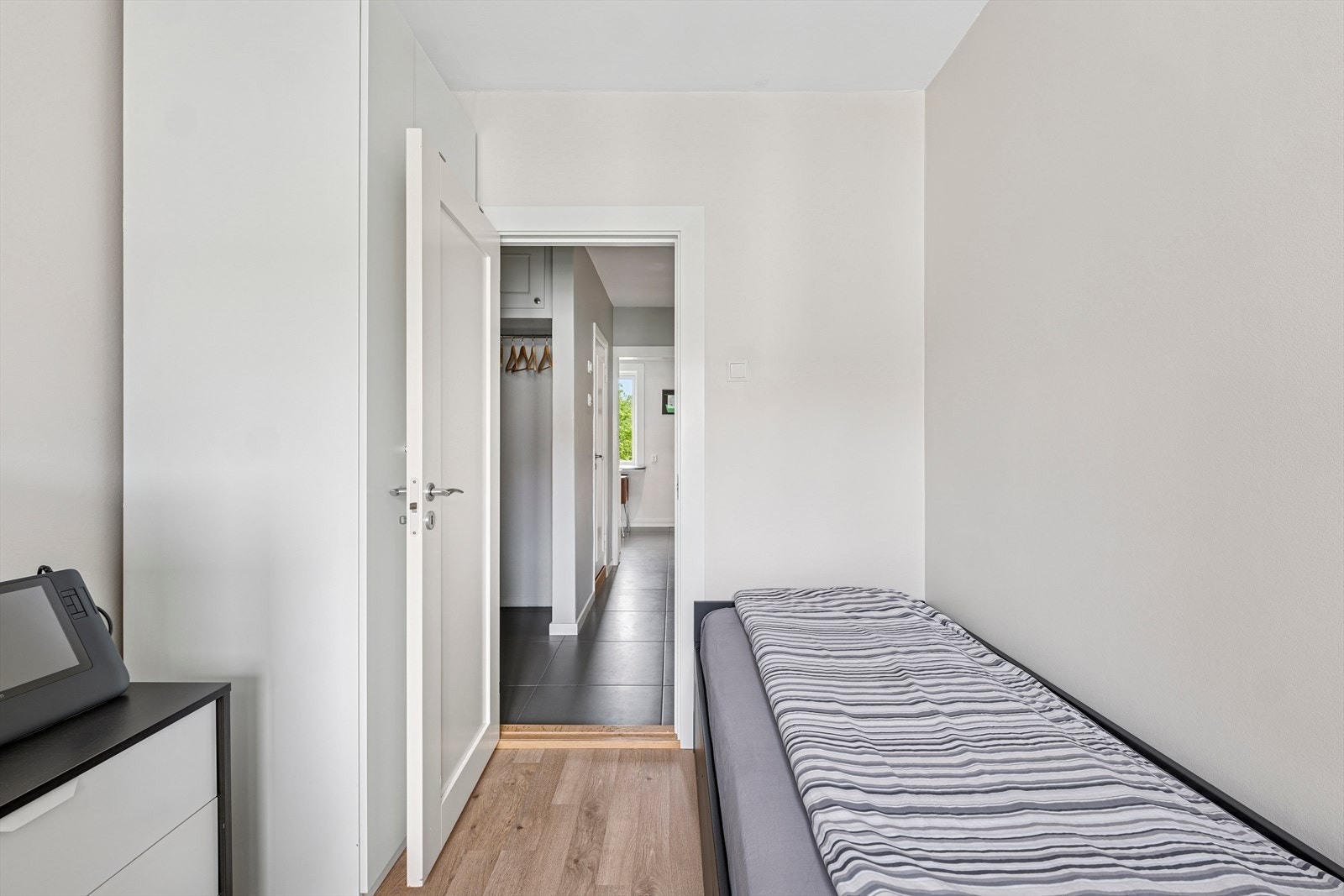 Soverom nummer to kan blant annet brukes som et gjesterom, hjemmekontor eller et barnerom. Galleribilde