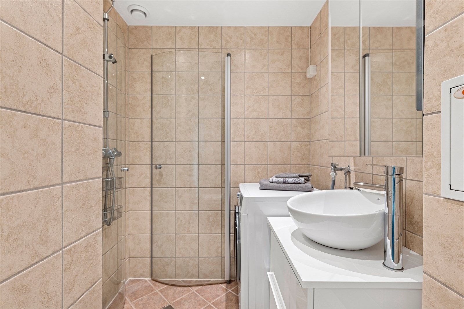 Innredningen har glatte, høyglans fronter med servantbolle plassert oppå. Galleribilde