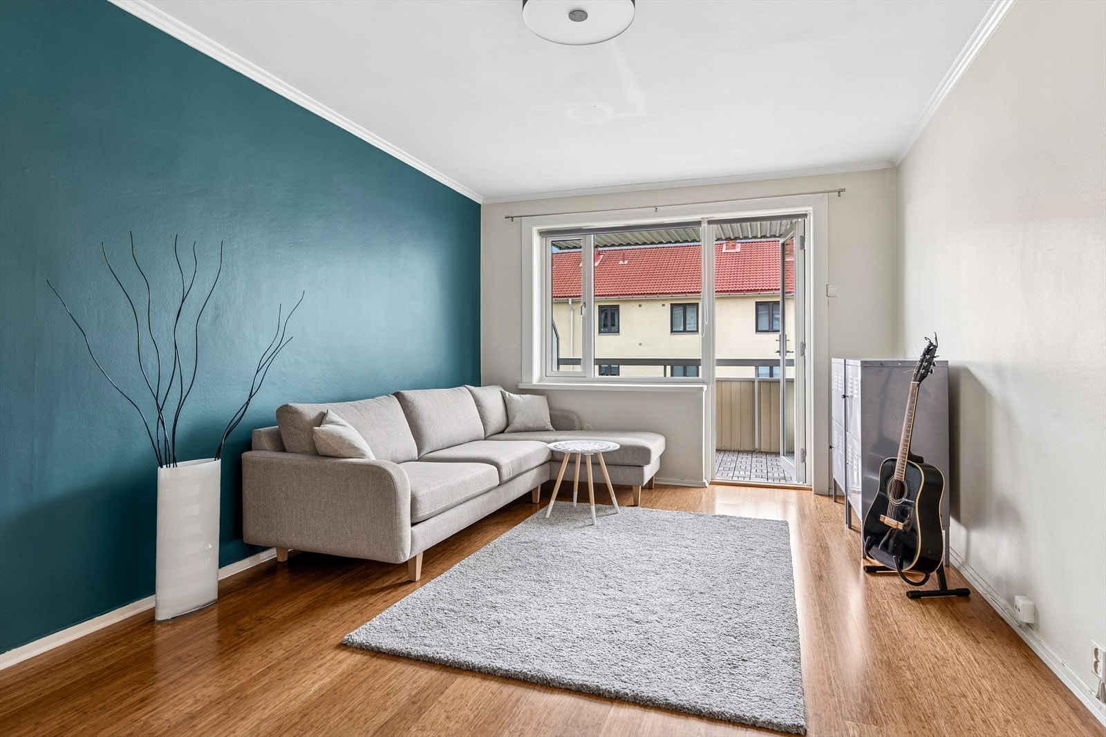 Den åpne og luftige stueløsningen gir fleksibilitet til både sofakrok og spiseplass. Galleribilde