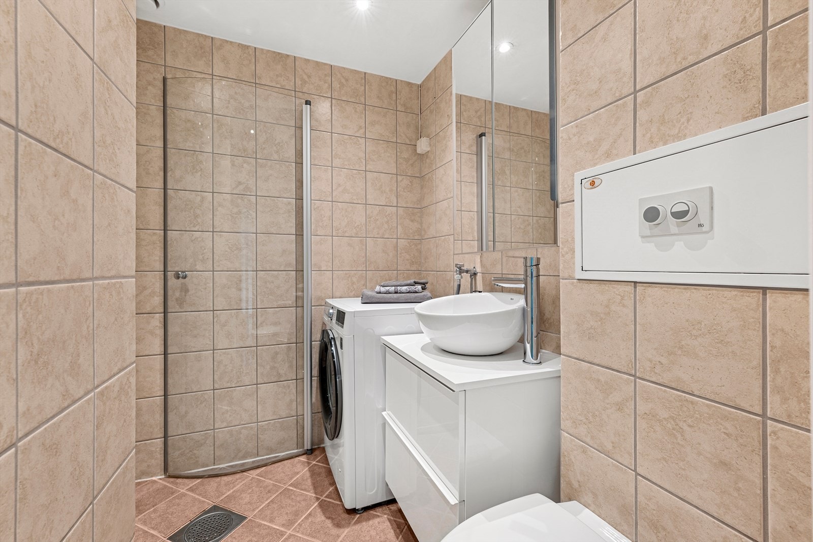 Badet ble modernisert i regi av borettslaget i 2005 og har en tidløs og funksjonell utforming. Galleribilde