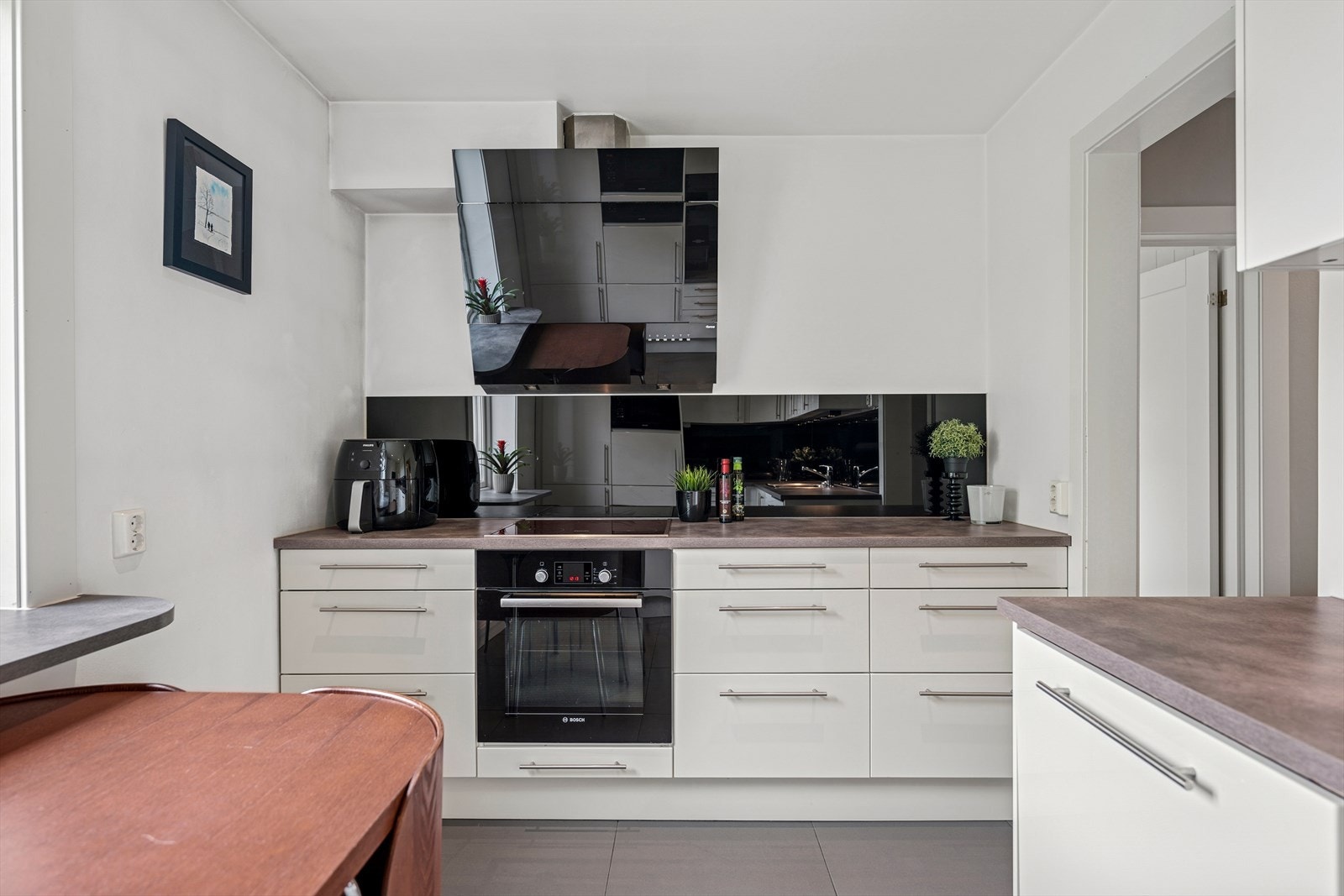 Et effektivt og moderne kjøkken med god arbeidsflyt, godt lys og rene linjer. Galleribilde