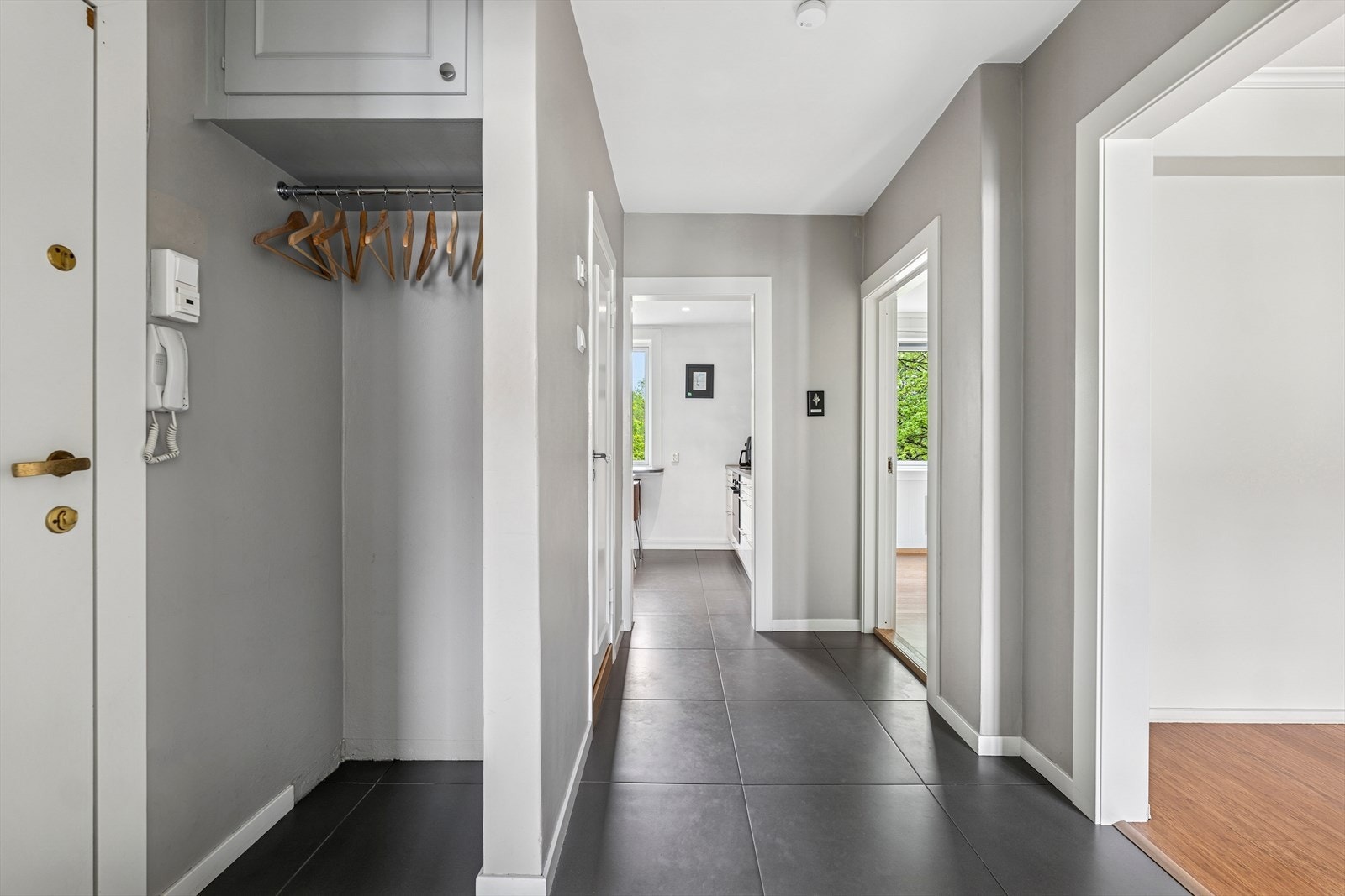 Inngangspartiet gir leiligheten et ryddig og oversiktlig førsteinntrykk. Galleribilde