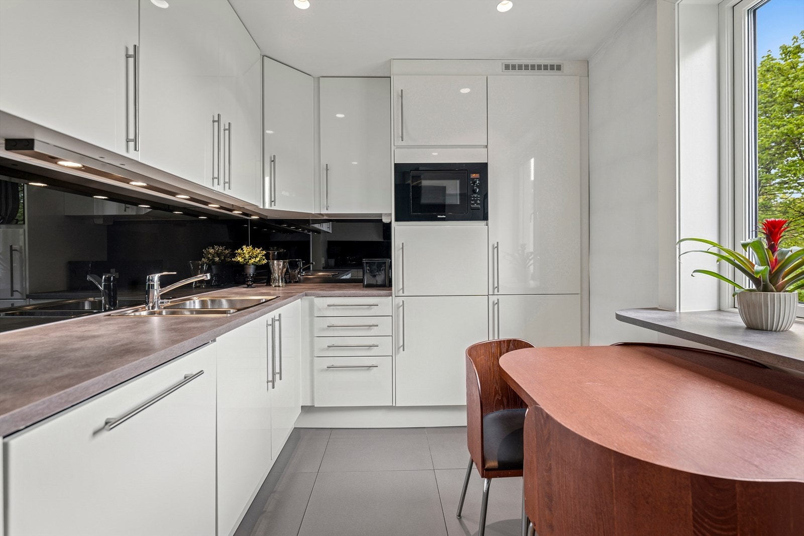 Kjøkkenet har en stilren og lekker Marbodal-innredning fra 2010. Galleribilde