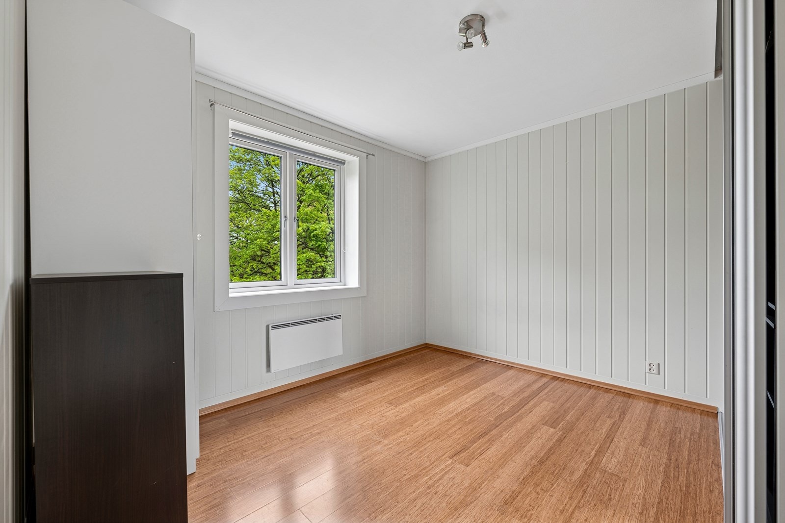 Hovedsoverommet er lyst og luftig, med plass til dobbeltseng, nattbord og mer. Galleribilde