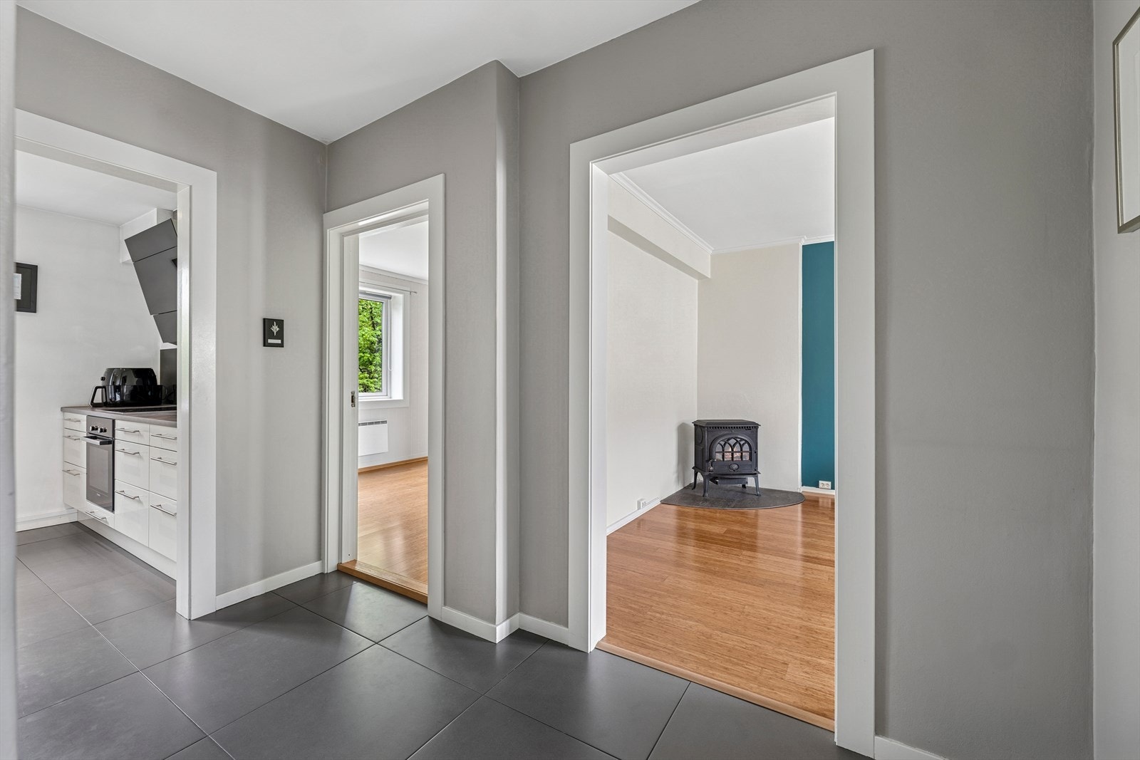 Leiligheten har et innbydende inngangsparti med god plass til oppbevaring. Galleribilde