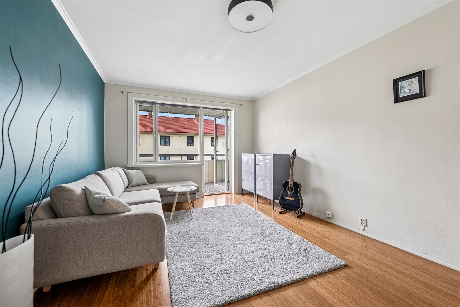 Store vindusflater gir godt med dagslys gjennom dagen. Galleribilde