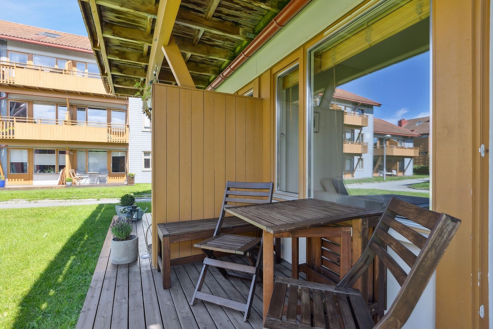 Solrik, vestvendt markterrasse med direkte tilgang til sameiets grønne fellesareal. Galleribilde