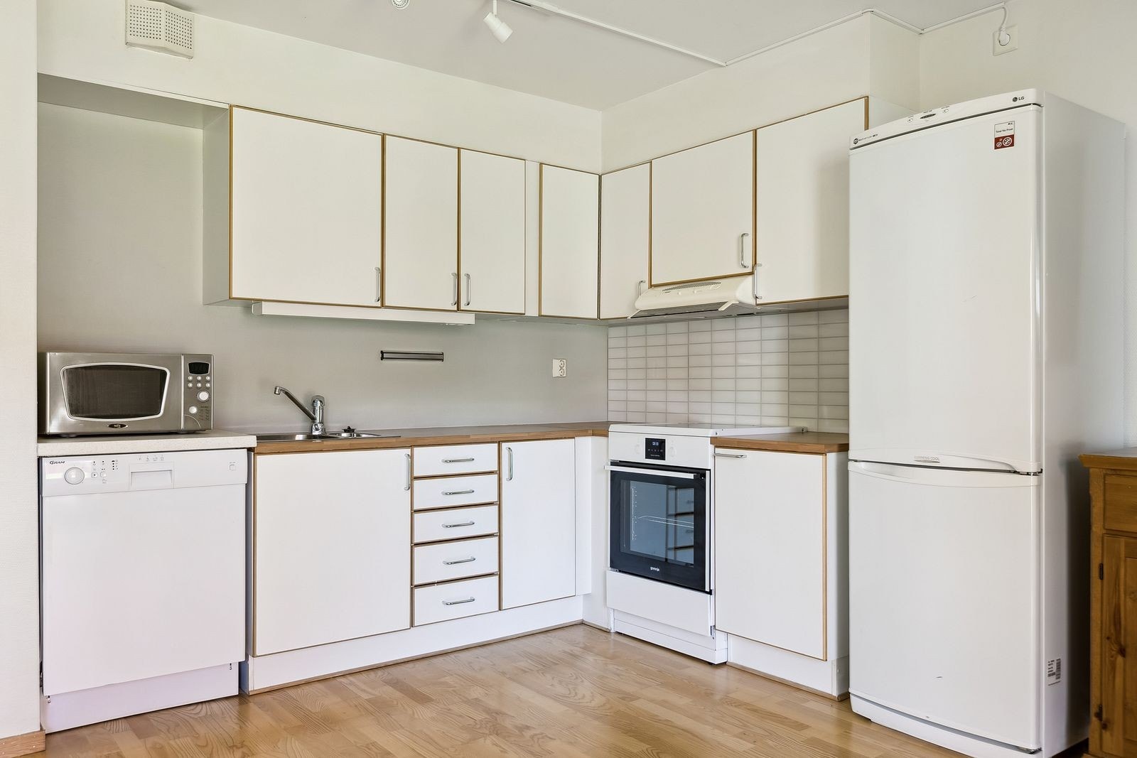 Lyst kjøkken med god skapplass som gir rikelig med rom til både utstyr og dagligvarer. Galleribilde