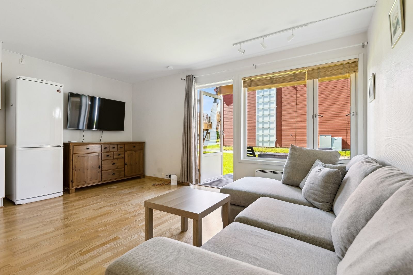 Stor og lys stue som lett rommer både sofagruppe og andre møbler etter behov. Galleribilde