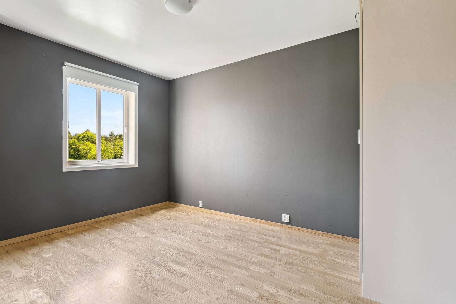 Soverommet ligger til venstre for entréen og byr på god plass til både dobbeltseng og garderobe. Galleribilde