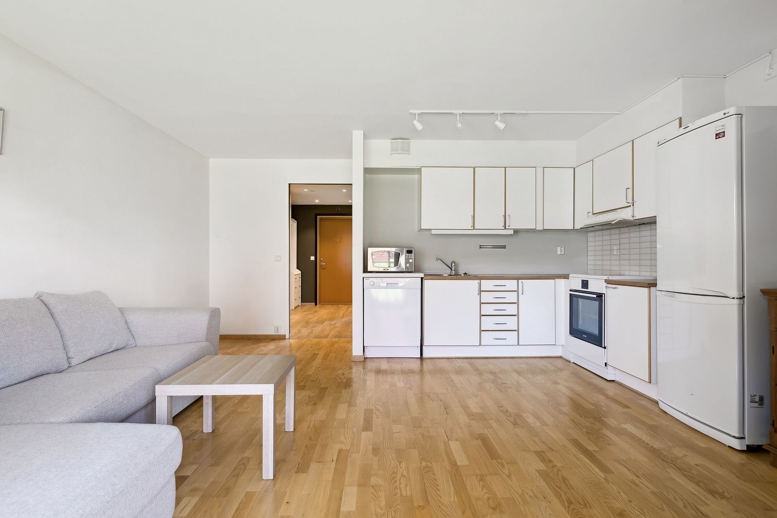 Åpen kjøkken- og stueløsning som skaper en luftig og hyggelig atmosfære med god plass til samvær. Galleribilde