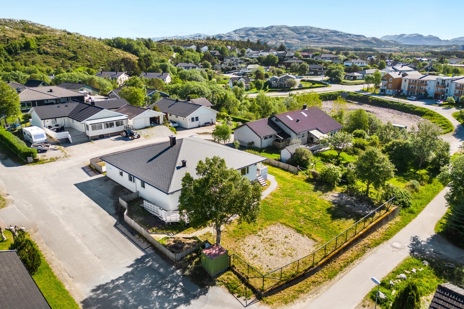 Boligen ligger sentralt og fint til, ca 1 km nord for Rørvik sentrum Galleribilde