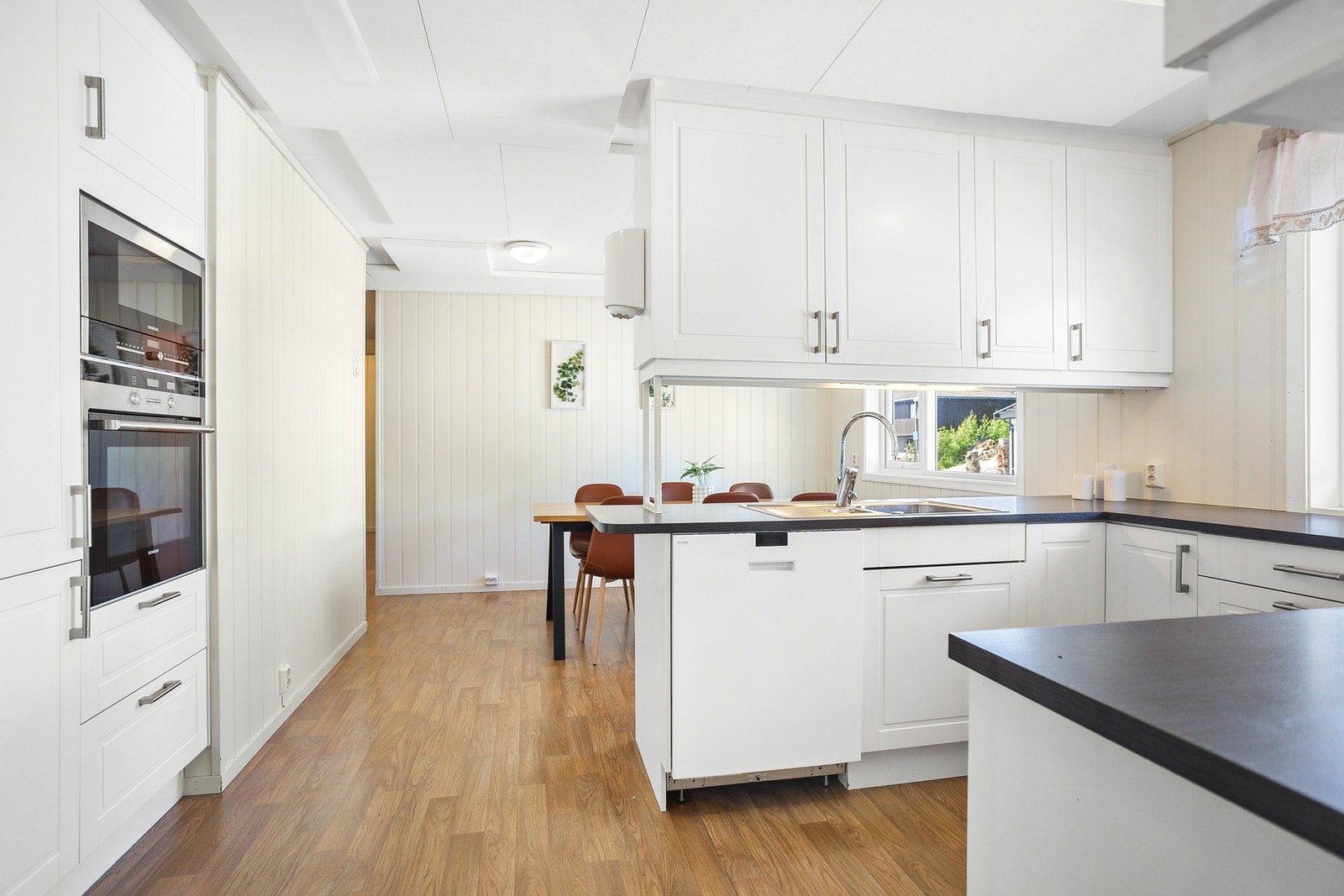 Kjøkken med klassisk og tidløs stil Galleribilde