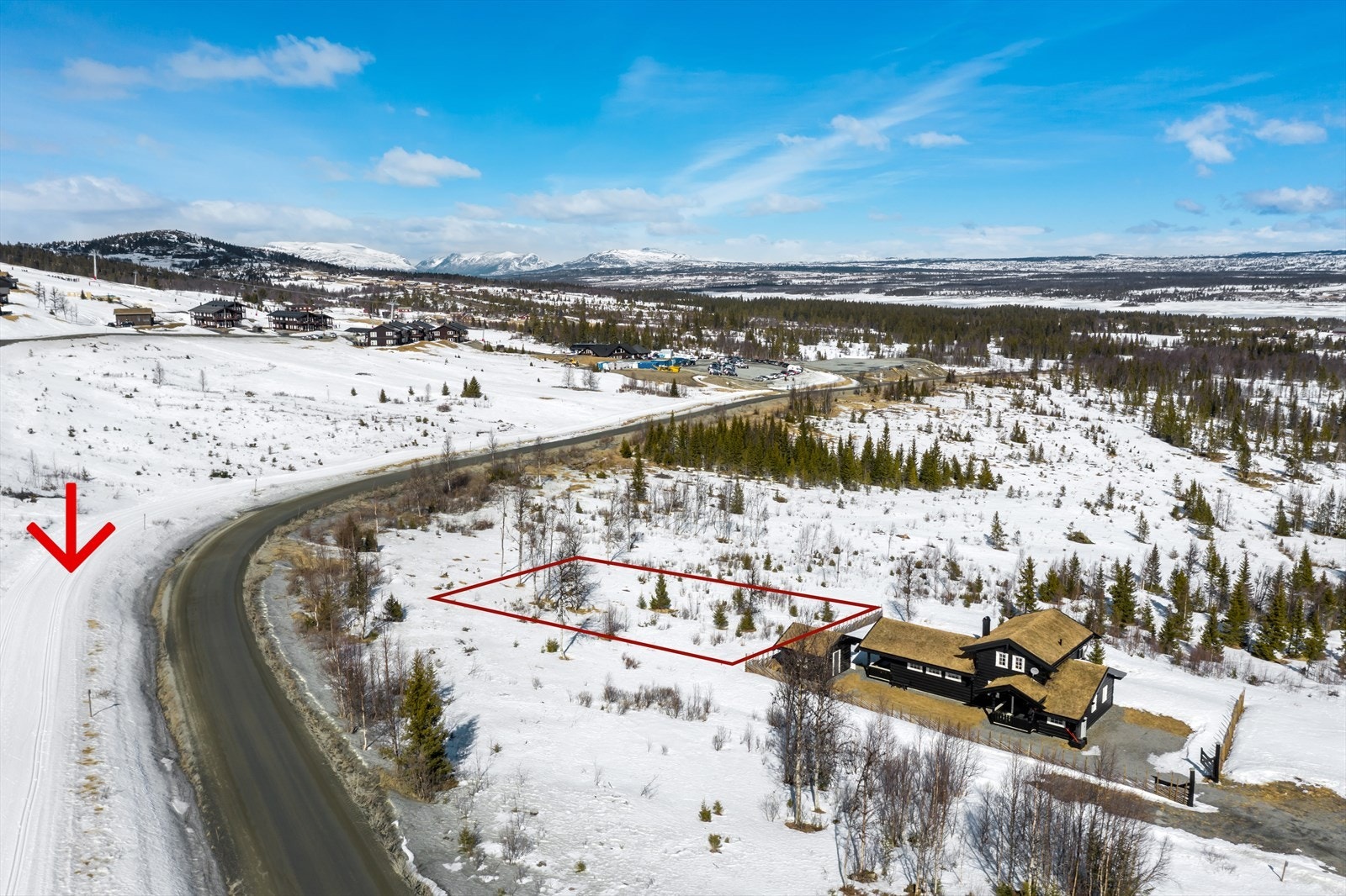 Preparerte skiløyper går like på baksiden av tomten (se pil) Galleribilde