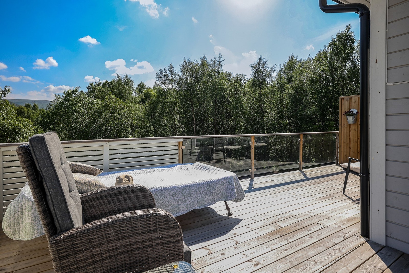 Terrassen er på hele 47 kvm. og med sol fra morgen til kveld! Galleribilde