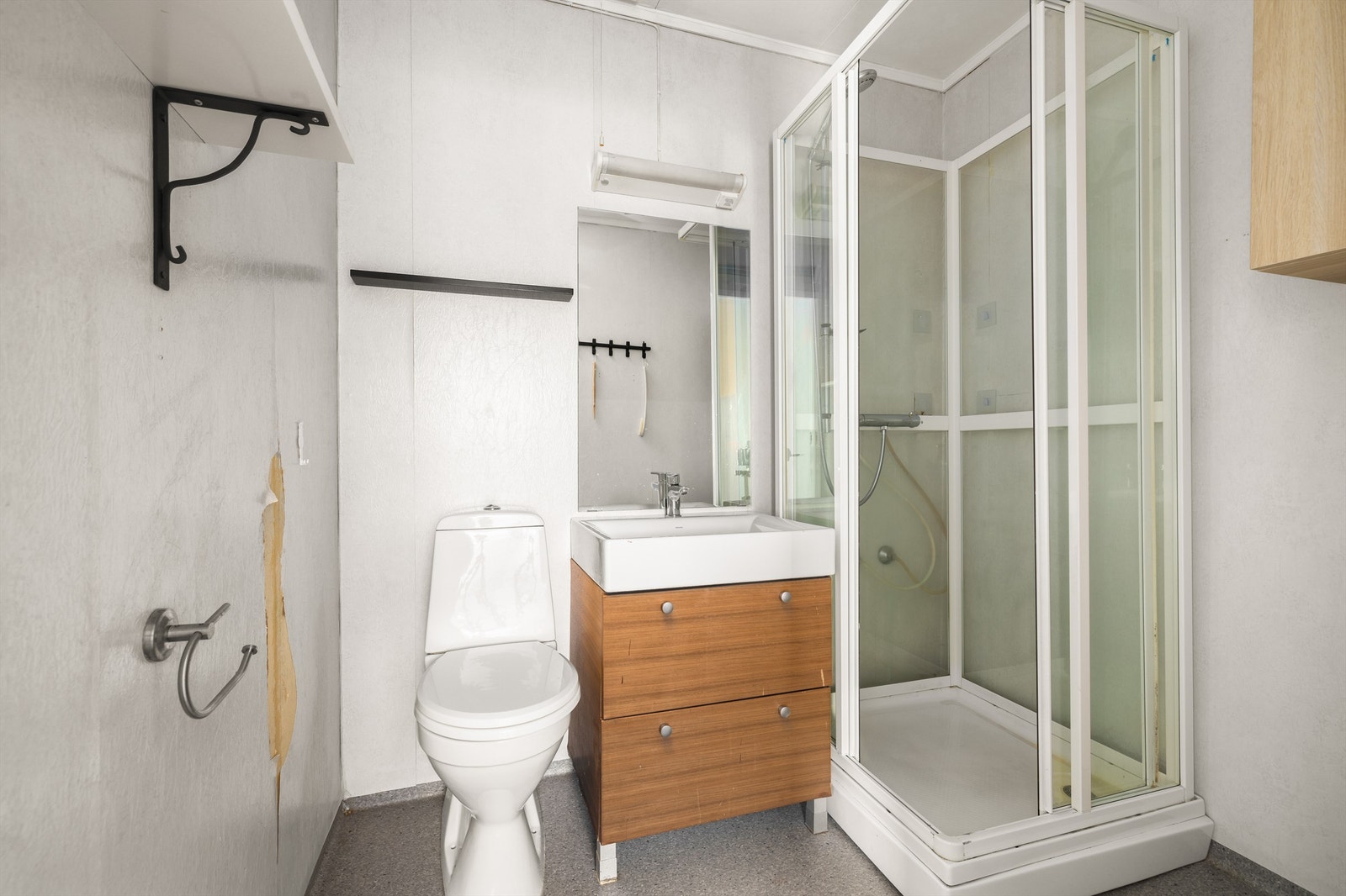 I badet og vaskerommet som finnes vegg i vegg må det påregnes total fornyelse/oppgradering. Galleribilde