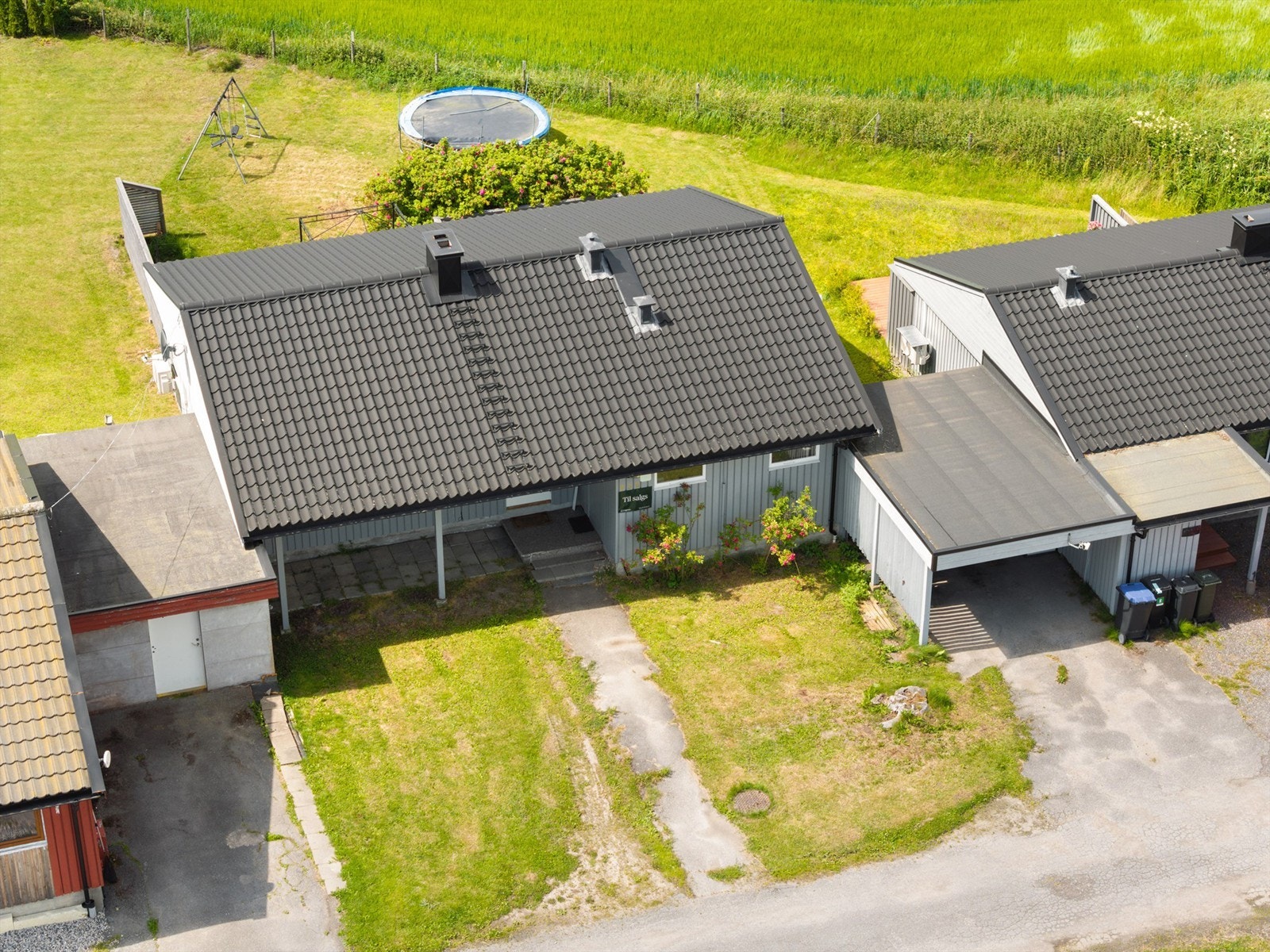 I denne eneboligen kan du bo enkelt og praktisk med alle rom på én flate. Oppgraderinger må påregnes, men potensialet er stort! Galleribilde