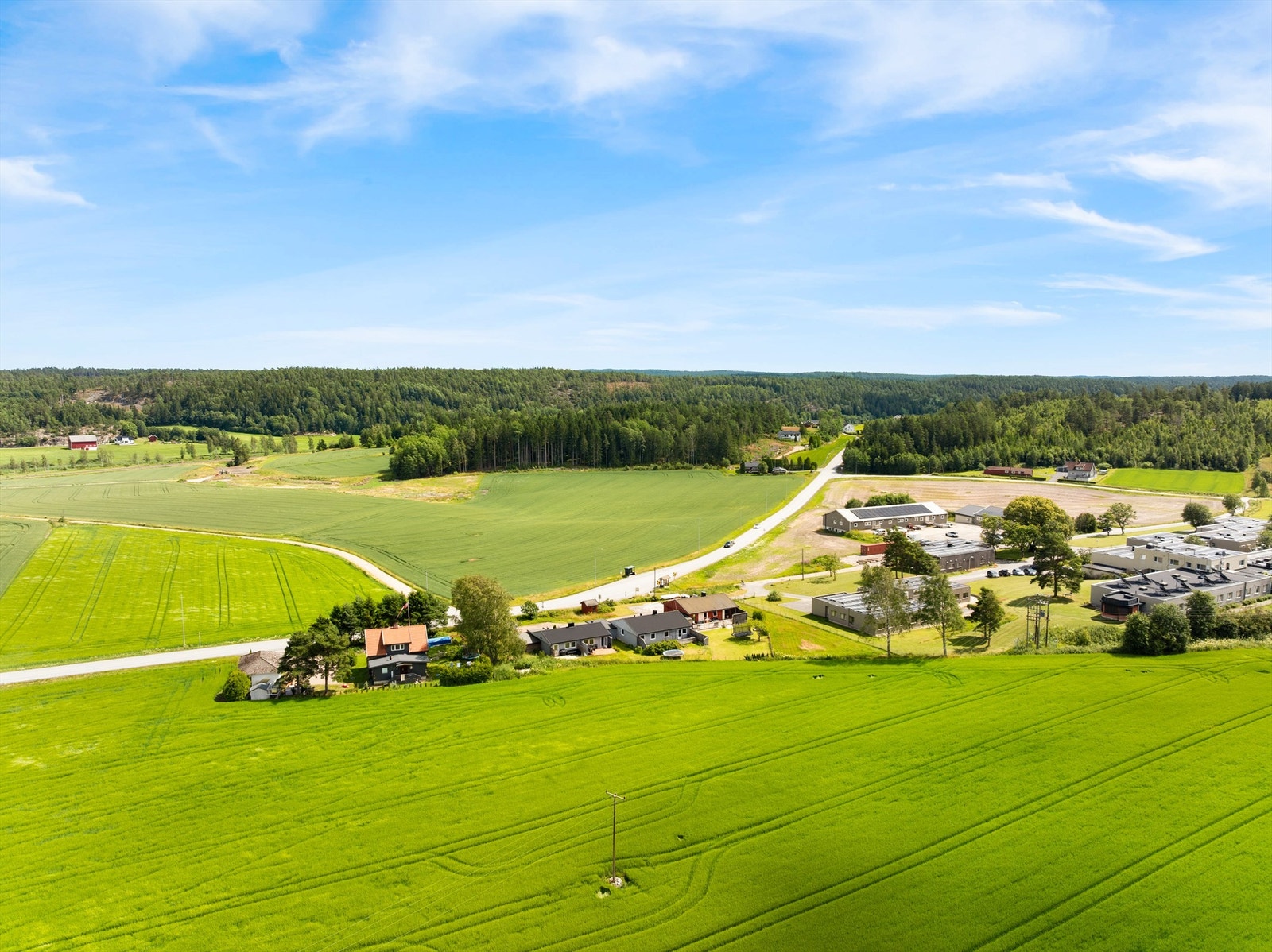 Med bussholdeplass like utenfor er det enkelt å reise kollektivt i det daglige. Her stopper blant annet ekspressbuss til Oslo. Galleribilde