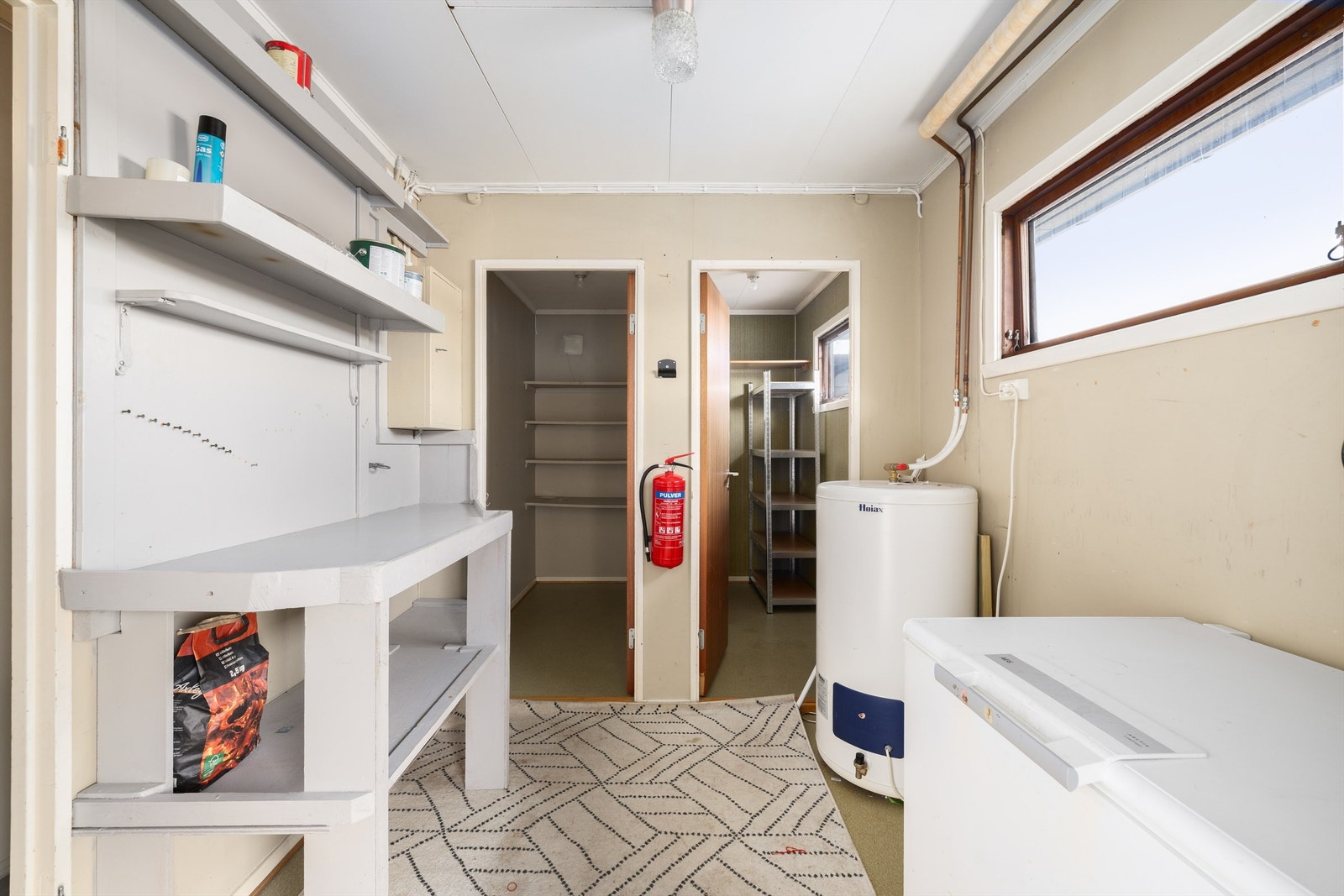 Vaskerommet er åpent forbundet med tre boder som til sammen har gode lagringsmuligheter. Varmtvannsbereder er fra 2005. Galleribilde