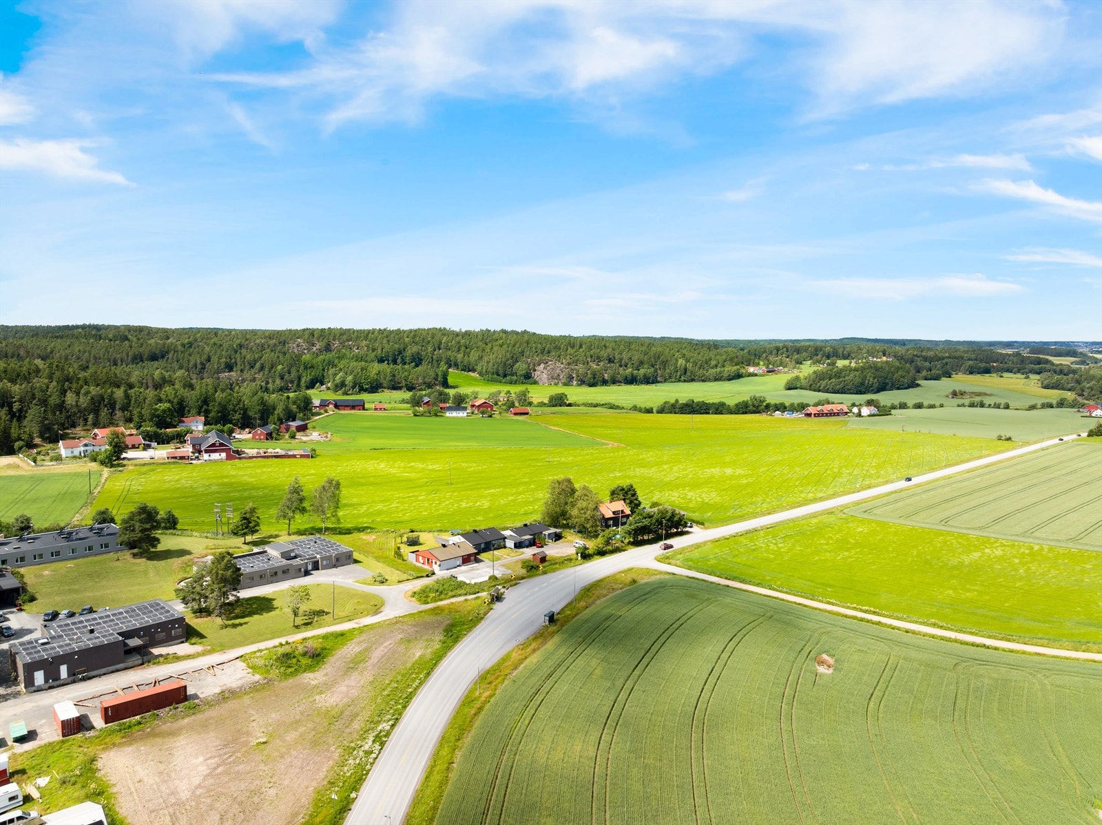 Til Råde stasjon kan du ta buss eller kjøre på kun 8 minutter. Togreisen videre til Oslo er under 50 minutter. Galleribilde