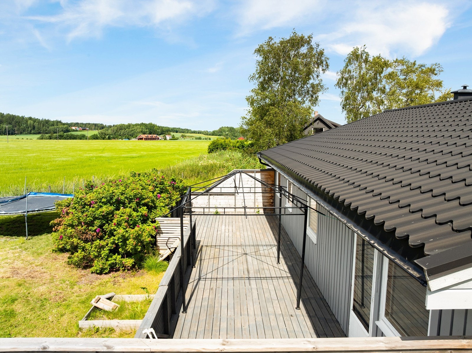 Solrik terrasse med utgang fra stuen. Galleribilde