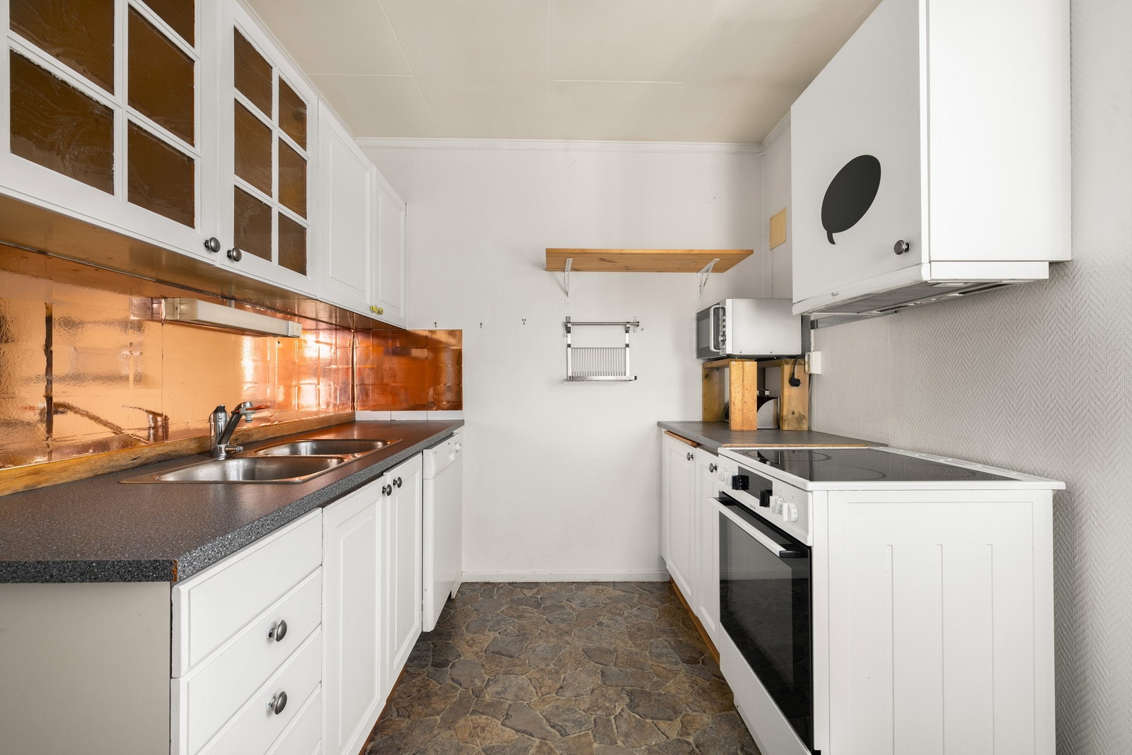 Kjøkkenets over 8 kvm. kan utnyttes til en langt mer omfangsrik innredning enn den nåværende som er naturlig gjenstand for utskiftning. Galleribilde