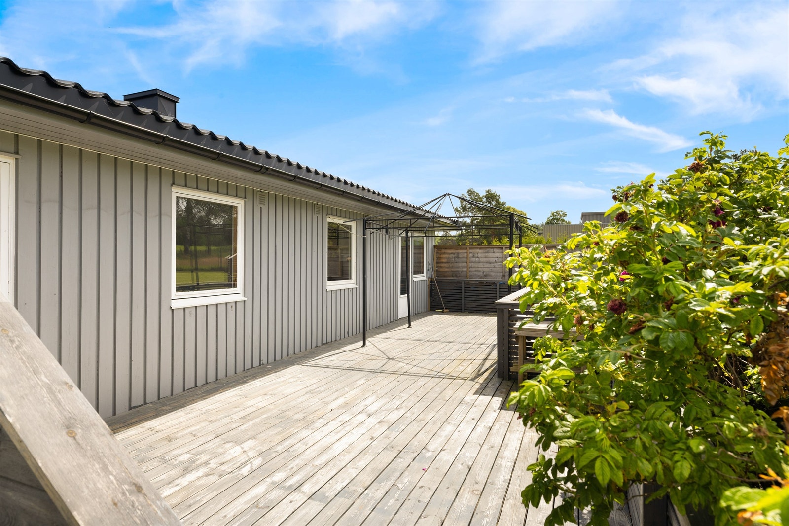 Godt med plass til utemøblement på verandaen. Galleribilde