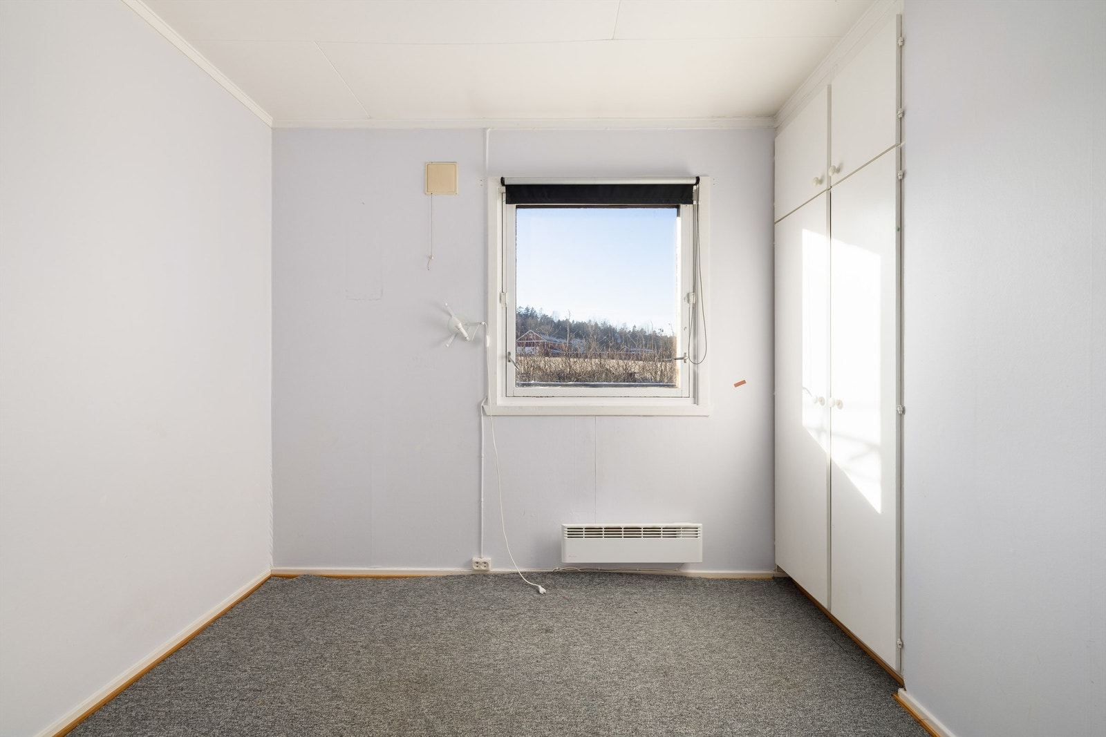 Med knappe 5 kvm. disponibel gulvflate er dette et naturlig rom for familiens yngste eller velfungerende som hjemmekontor. Galleribilde