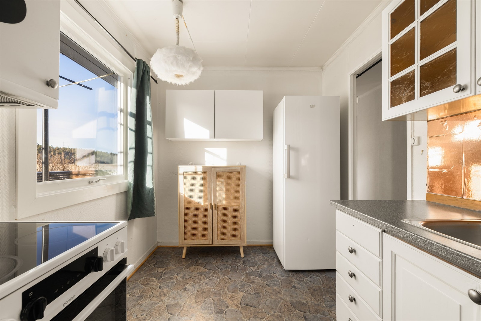 Arealet foran vinduet som i dag er avsatt til frokostbord er det fullt mulig å omdisponere til en større kjøkkeninnredning. Galleribilde