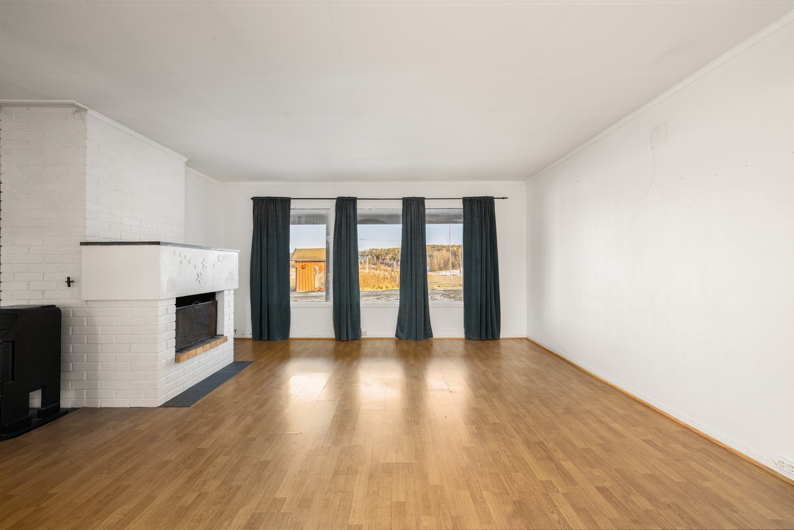 I stuen er det utsyn til åkerlandskap i både øst og vest. Vinduer i begge ender sikrer også naturlig gode lysforhold dagen gjennom. Galleribilde