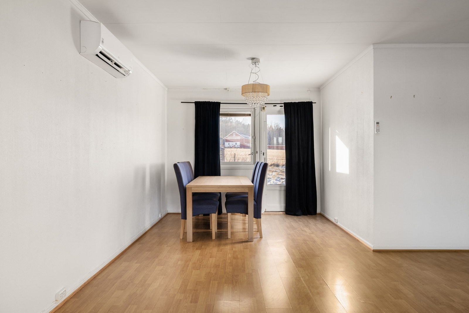 Ny markterrasse på nesten 40 kvm. ble oppført foran stuens vestside i 2019, henvendt mot ettermiddags- og kveldssolen. Galleribilde