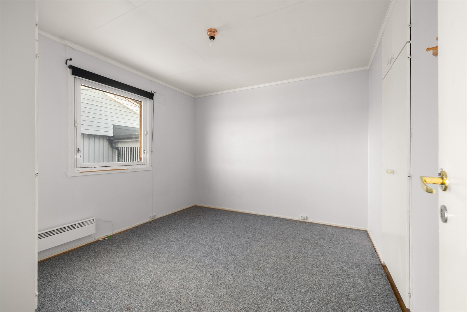 Tre soverom passer utmerket for småbarnsfamilien. Dette er oppmålt til ca. 11,5 kvm. og utgjør hovedsoverommet. Galleribilde